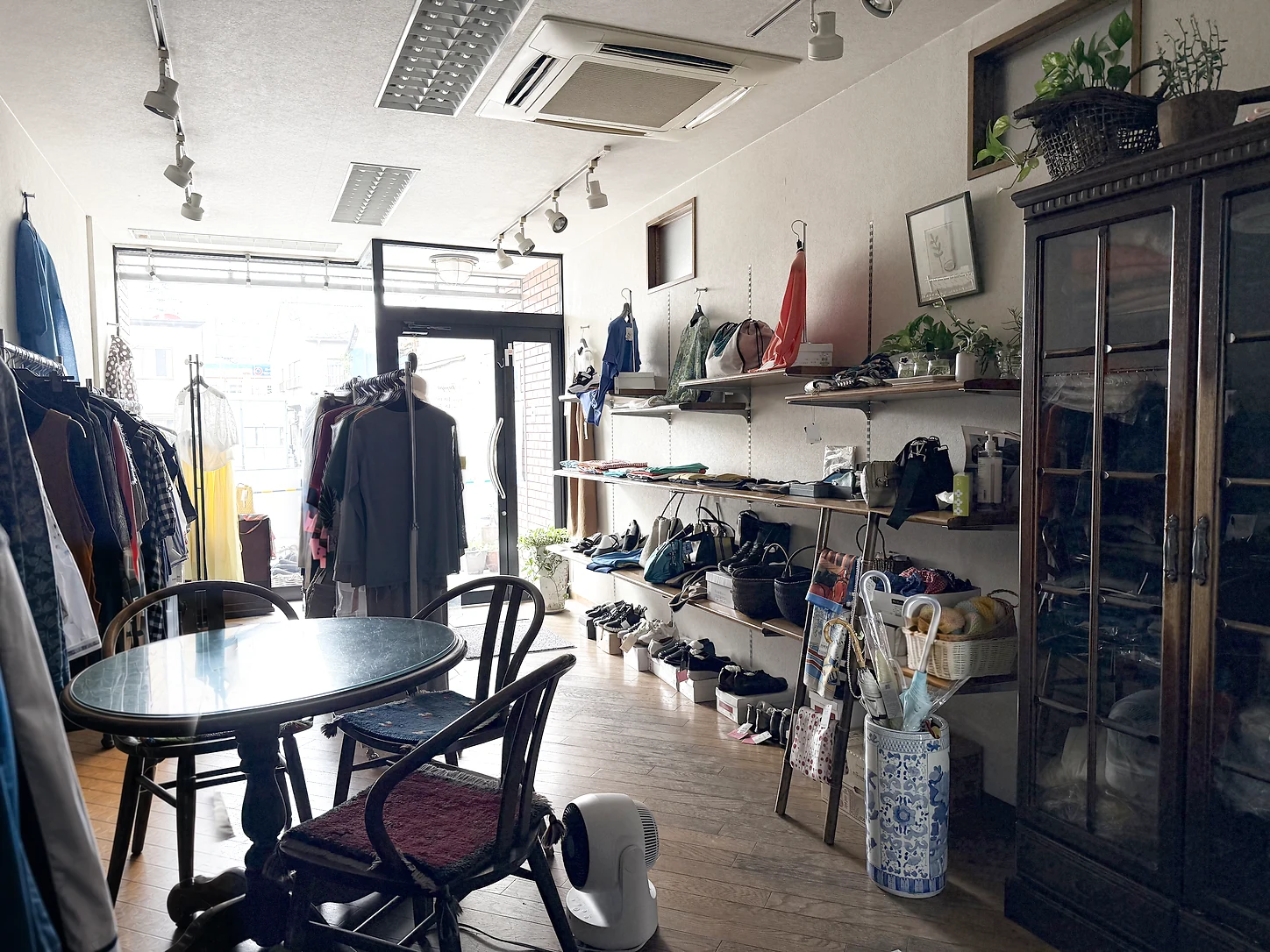 テーブルと椅子のある店内