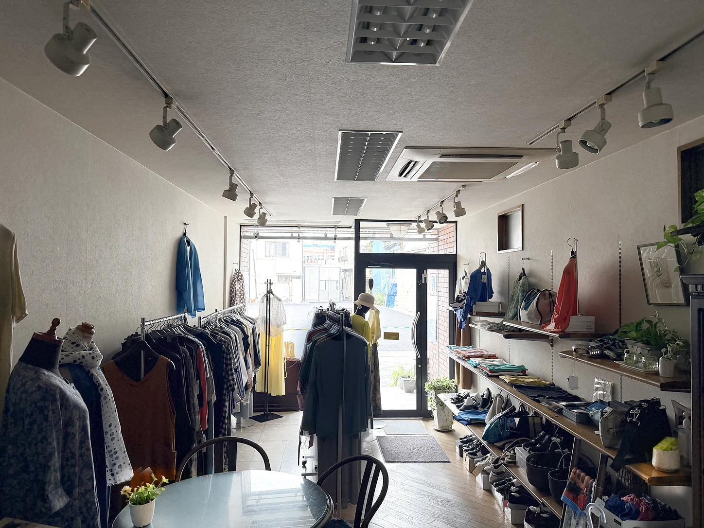 入口から光が差し込むレディースファッション不二屋の店内
