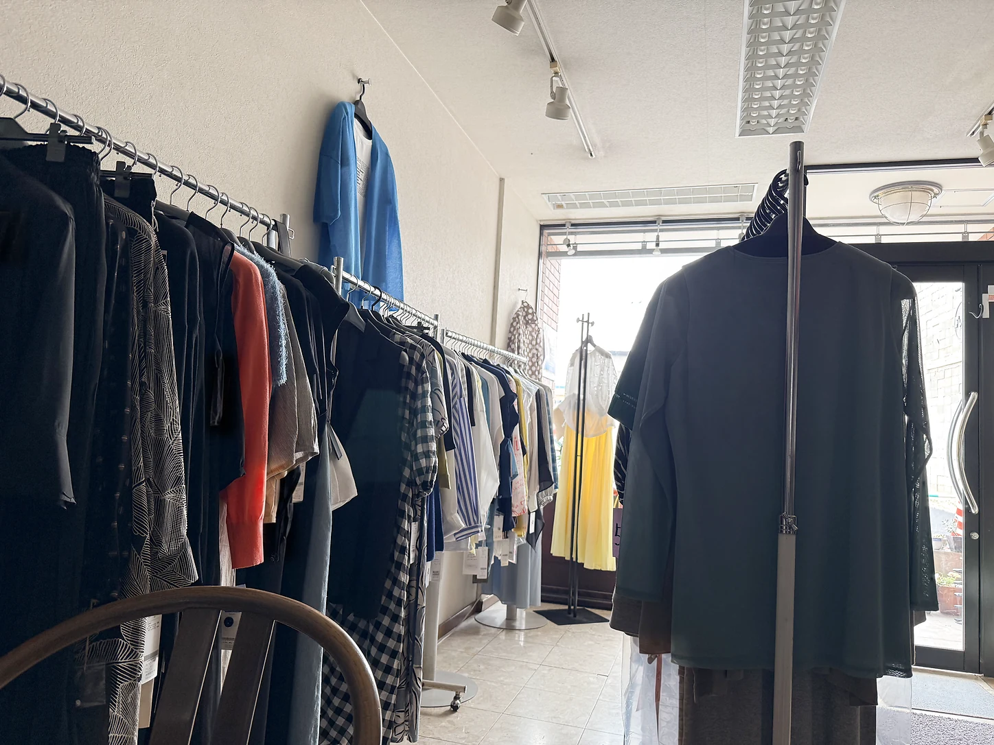 さまざまな柄と色の洋服が並ぶラック