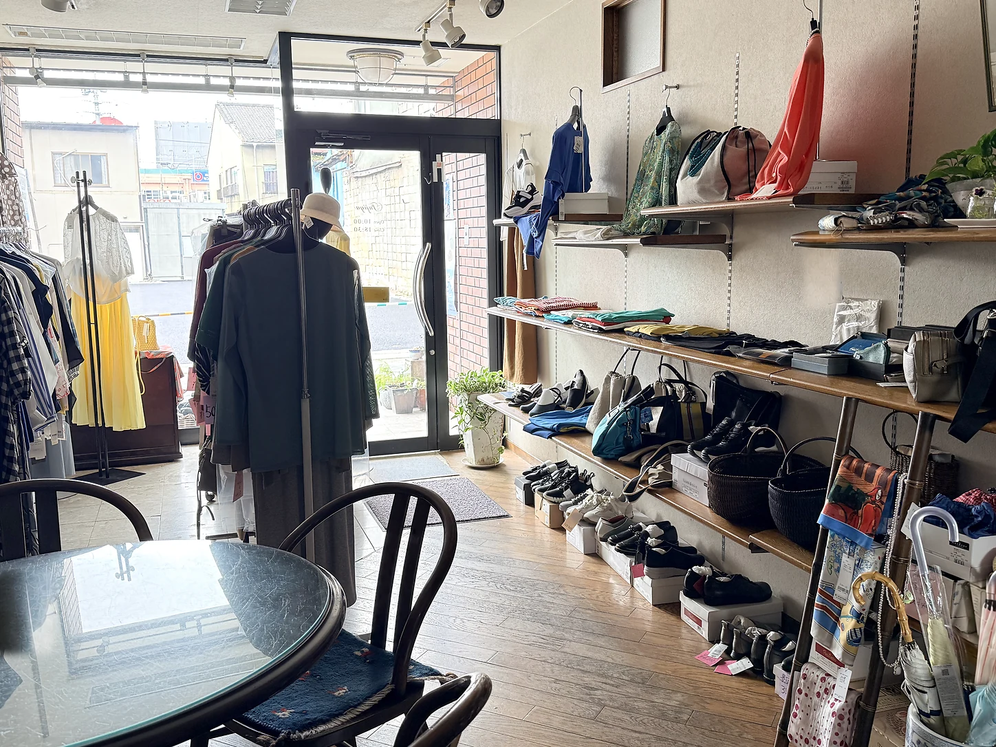 入口に向かって商品が並ぶ店内